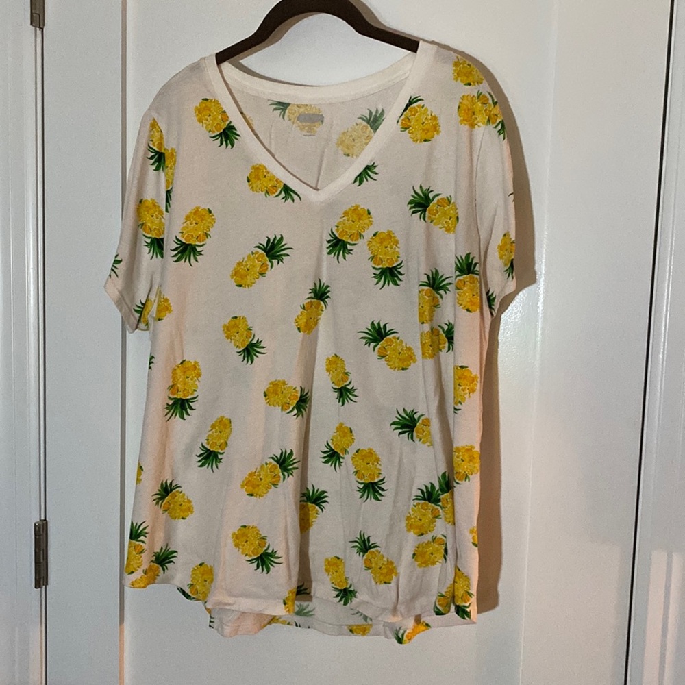 White pineapple tee!  Women’s Plus 2X. Like new!  Old Navy Plus.